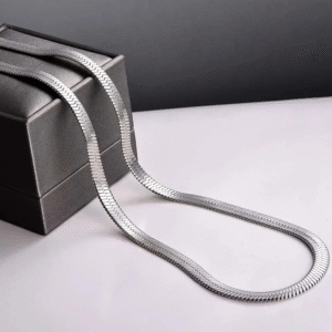 Collar Elegante Tipo Serpiente Plana de Acero Inoxidable Brillante