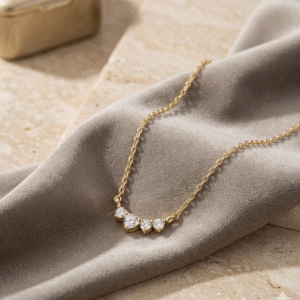 Collar de plata dorada brillantes alineados