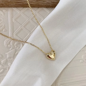 Collar de plata dorada corazón minimalista